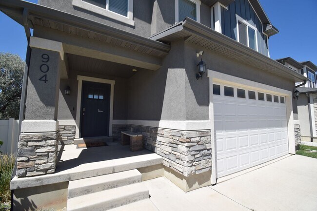 Building Photo - Quiet Family Friendly 4 Bed Home in Bluffdale!!