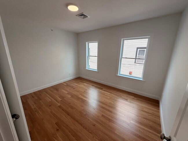 Building Photo - 33 Pleasant St