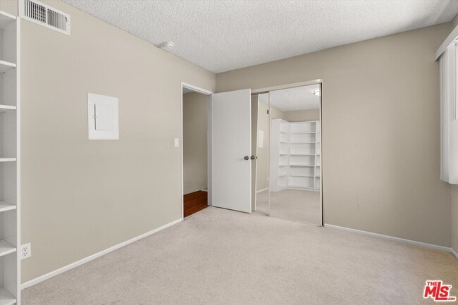 Building Photo - 5720 Owensmouth Ave