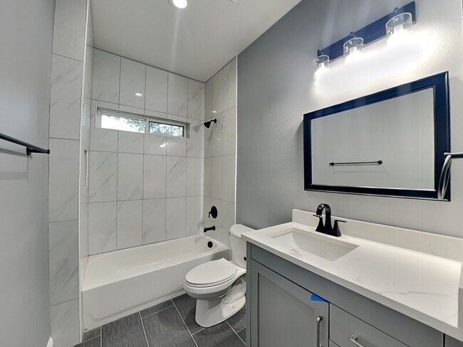 Building Photo - 633 Helena Ave