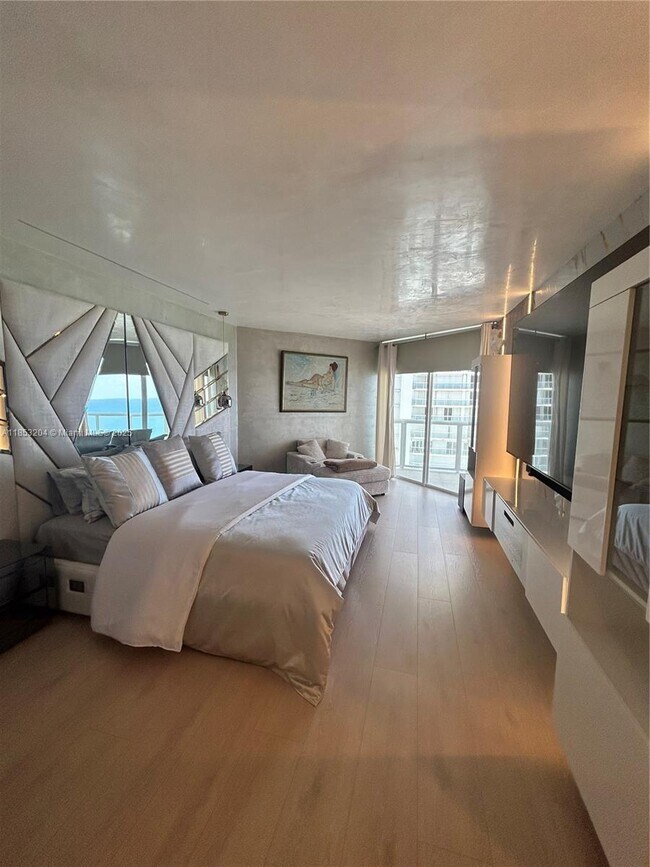 Building Photo - 16425 Collins Ave