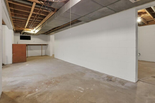 Building Photo - 3114 Kingswood Dr