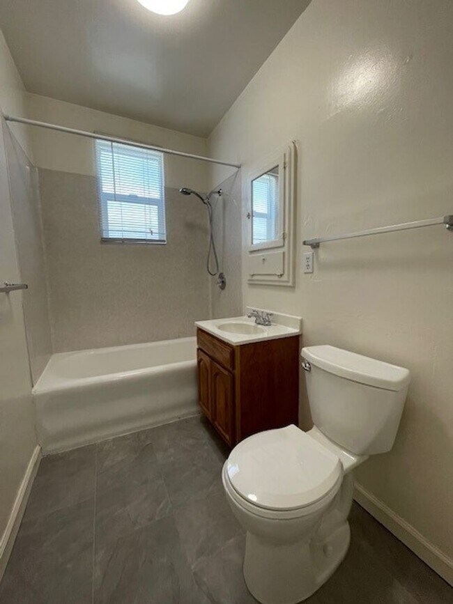 Building Photo - Quaint Studio, Freshly Painted, with modern fixtures, with front and back entrance,