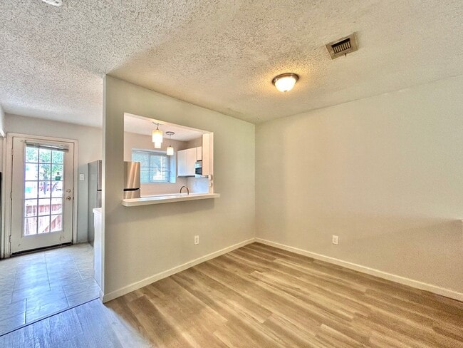 Building Photo - Lovely Rental with 2 Beds, 2.5 Baths & Spa...