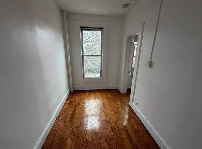 Building Photo - 981 Hancock St