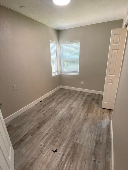 Building Photo - 3913 Silver Palm Dr