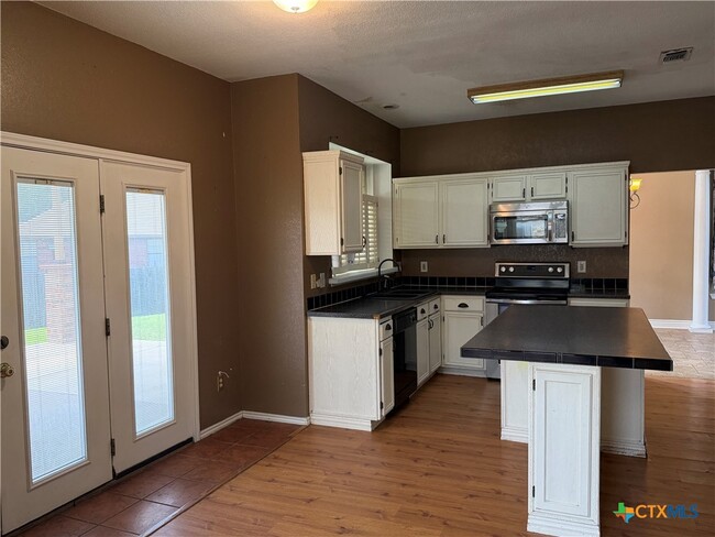 Building Photo - 2208 Illinois Dr