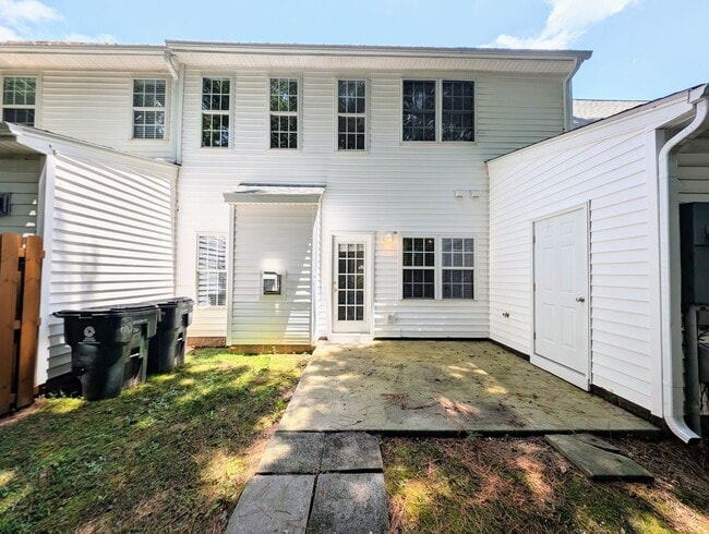Building Photo - Move-In Ready Townhome with Downstairs Pri...
