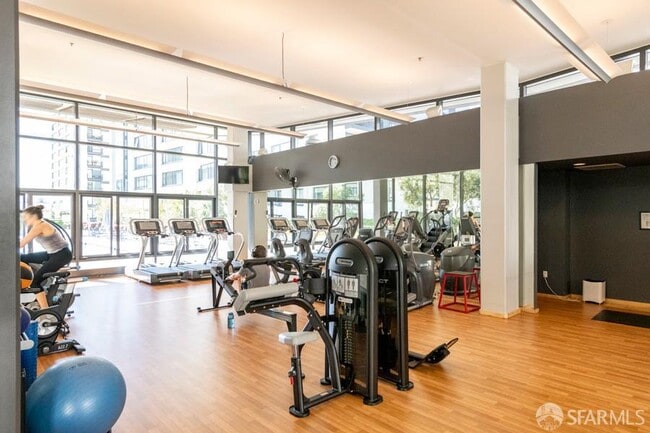 Building Photo - 250 King St