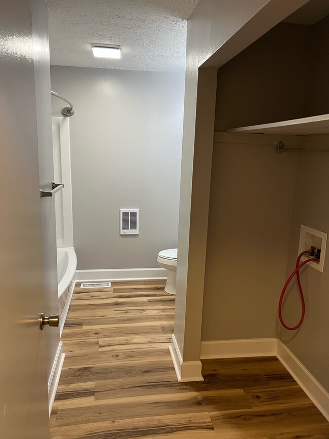 Building Photo - 119 Lakeview Dr