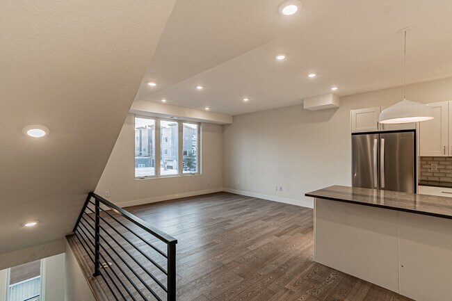 Building Photo - Newer Build 2 Bedroom, 4 Bathroom Jefferson Park Townhome