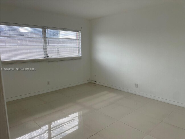 Building Photo - 180 NE 12th Ave