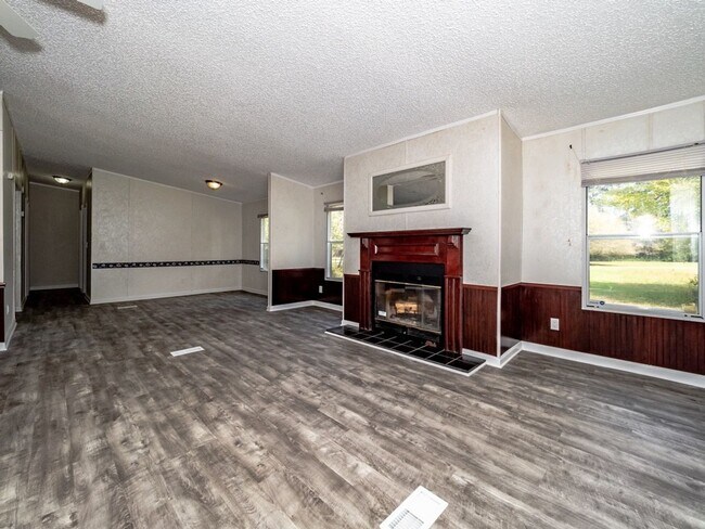 Building Photo - Explore our recently upgraded 3 bedroom 2 bath home