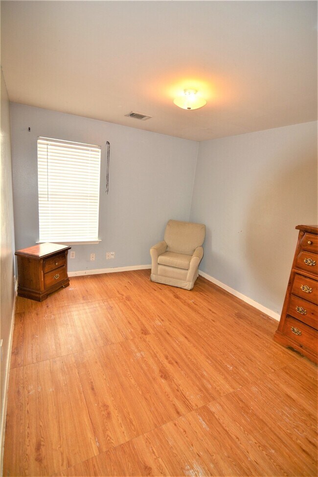 Building Photo - 7423 River Pines Dr