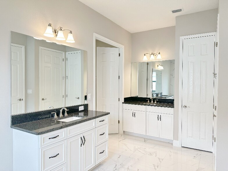 Building Photo - 10530 Meadowrun Dr