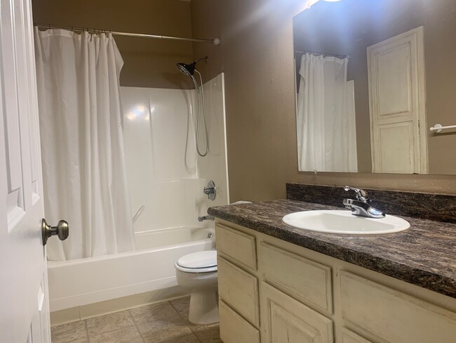 Building Photo - 5 Bedroom 3 Bathroom Home In Briarwood