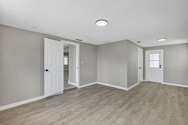 Building Photo - Charming 3-Bedroom Home with Spacious Yard & Enclosed Porch in Frostproof