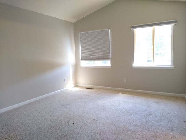 Building Photo - Fabulous Townhome Near Cherry Creek State ...
