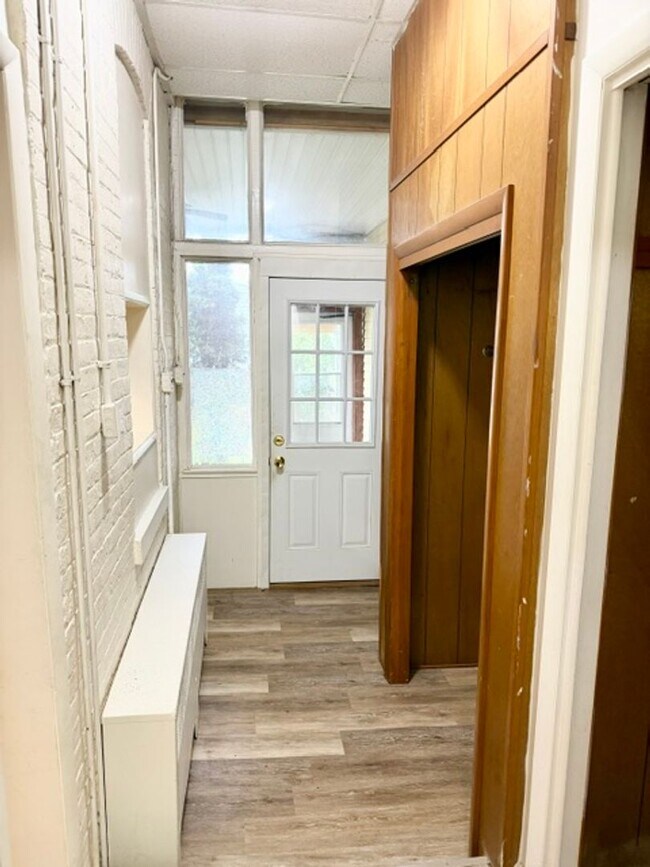 Building Photo - Convenient 1 Bedroom / 1 Bath First Floor Apartment