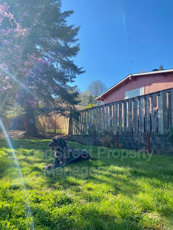 Building Photo - 1011 NW Fernwood Pl