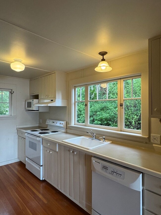 Building Photo - Desirable Indianola waterfront just in time for summer