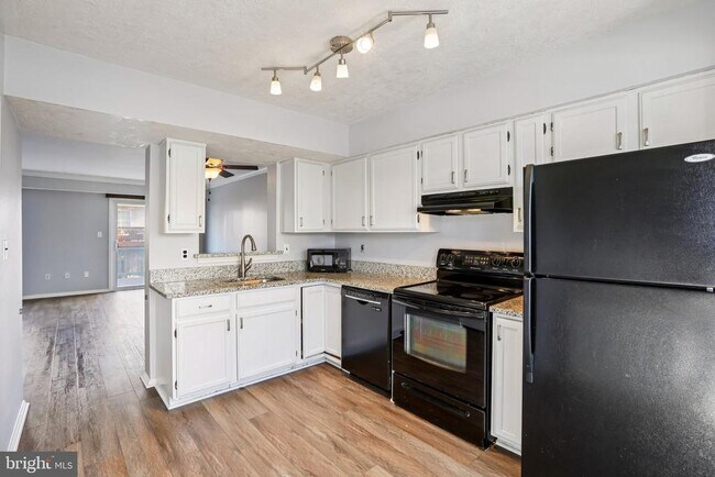 Building Photo - 1305 Riverwood Way