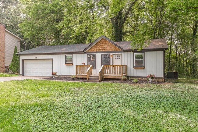 Building Photo - 3 bedroom updated home in a quiet, peaceful setting!