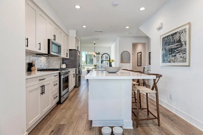 Building Photo - 2907 W Exposition Pl