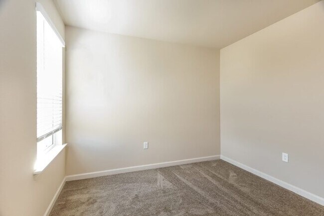Building Photo - Hpme for rent in Pell City!