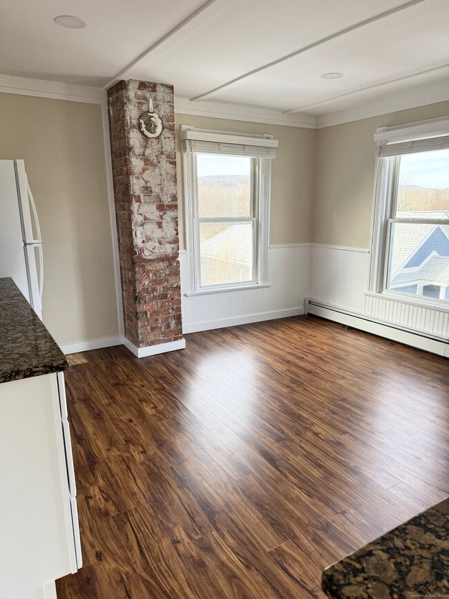 Building Photo - 25 Bridge St