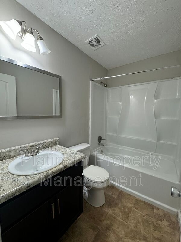 Building Photo - 270 Splitwood Ln