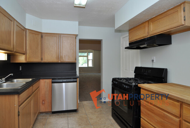 Building Photo - 559 E 800 S