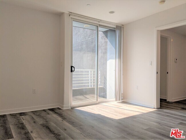 Building Photo - 5143 White Oak Ave