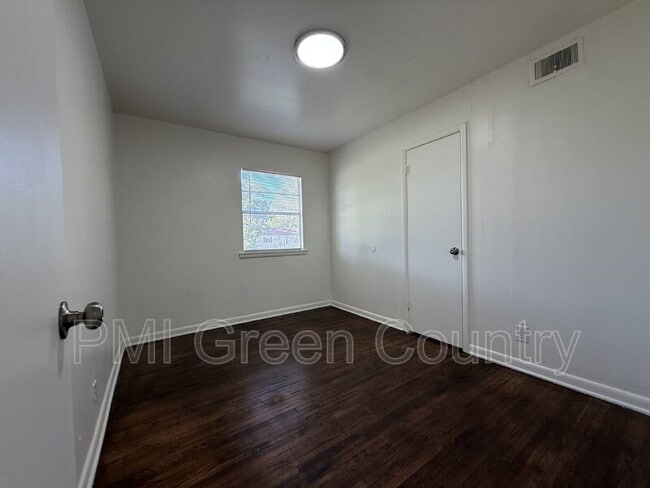 Building Photo - 1547 E 51st St N