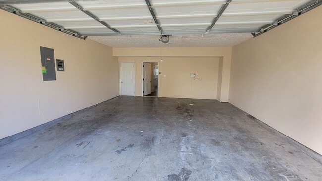 Building Photo - The 5 Bedroom You've Been Looking For!!