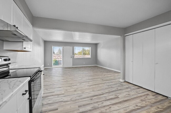 Building Photo - 1Br/1Ba Available