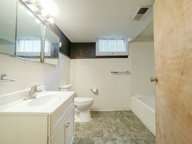 Building Photo - 1255 S 25th St