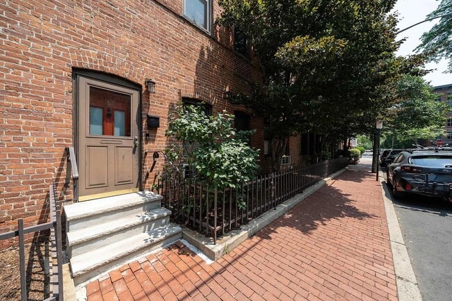 Building Photo - 2121 E 1st St