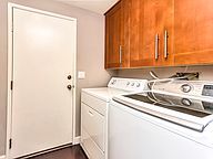 Laundry room between kitchen and direct access garage - 26412 Vicente Lugo