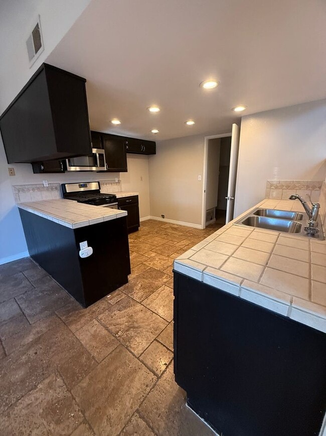 Building Photo - Thousand Oaks - Three Bedroom, 2.5 Bath