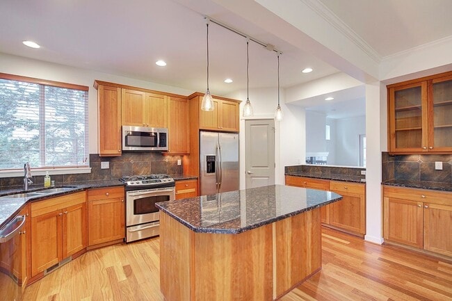 Building Photo - 3Bd/2.5Ba Issaquah Home