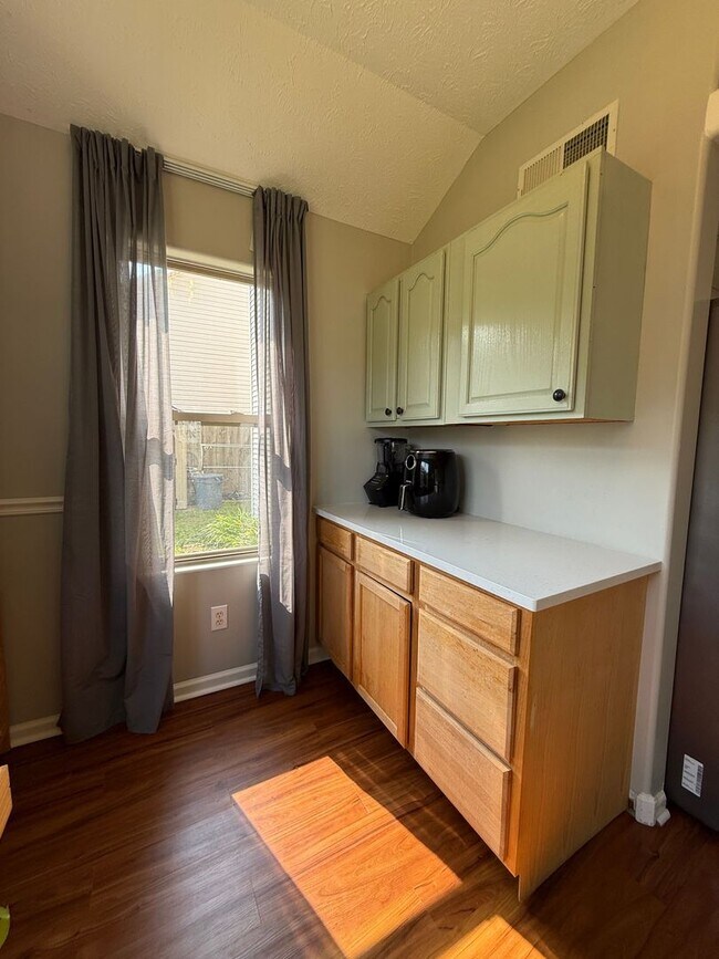 Building Photo - Experience Bright Living in This Stunning ...