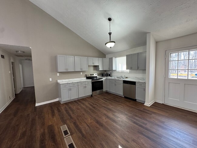 Building Photo - Charming 3 bedroom, 2 bathroom Ranch-Style Home