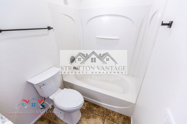 Building Photo - 484 E Cheyenne Rd