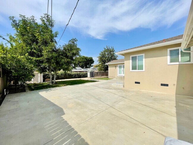 Building Photo - Stunning 4 Bedroom 3 Bath Single Story Home in Glendora!
