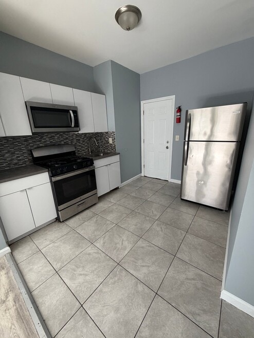 Building Photo - 298 Halsted St