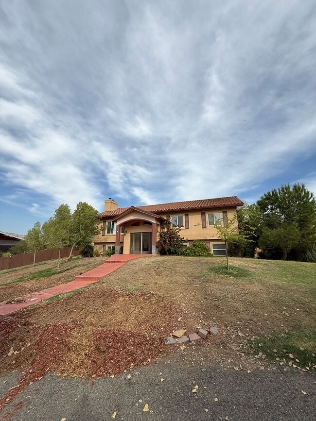 Building Photo - Huge 5 bedroom Home in Scenic Setting