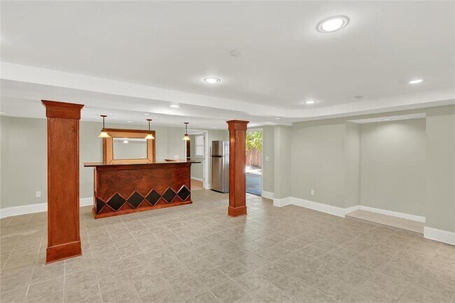 Building Photo - 910 Muirfield Dr NE