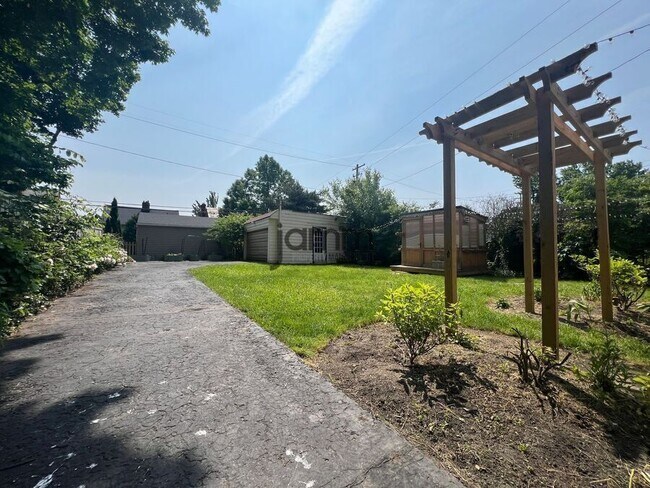 Building Photo - 2551 Charney Rd