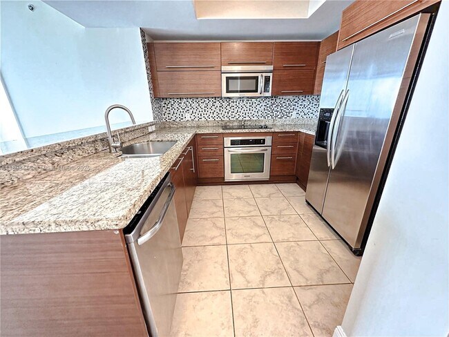 Building Photo - 2681 N Flamingo Rd